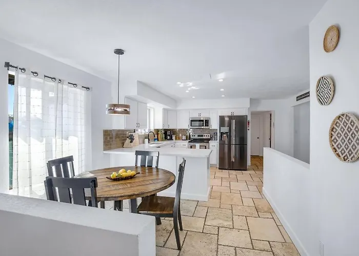 Huge Golf Course Family Home-free Heated Pool-theater-gym *